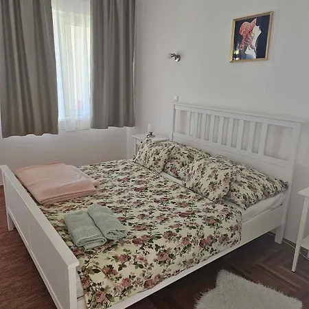 In 48126 Apartment